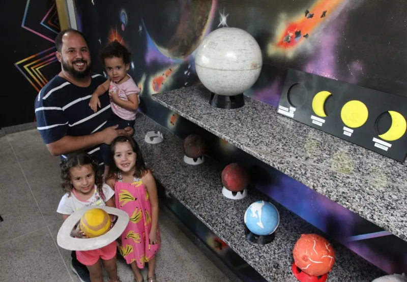 Gabriel Balla levou as filhas Laura, 6, e Betina, 3, e a sobrinha Maya, 6, para conhecerem o planetário