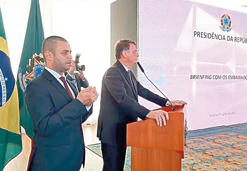 O presidente  criticou novamente 
as urnas eletrônicas em evento com embaixadores