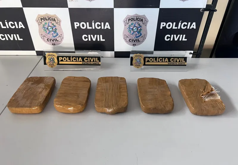 Polícia apreendeu cinco tabletes de substância semelhante ao crack na bagagem