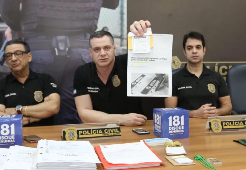 Delegados José Arruda, Douglas Vieira e Gianno Trindade mostram falso bilhete de loteria usado por bandidos