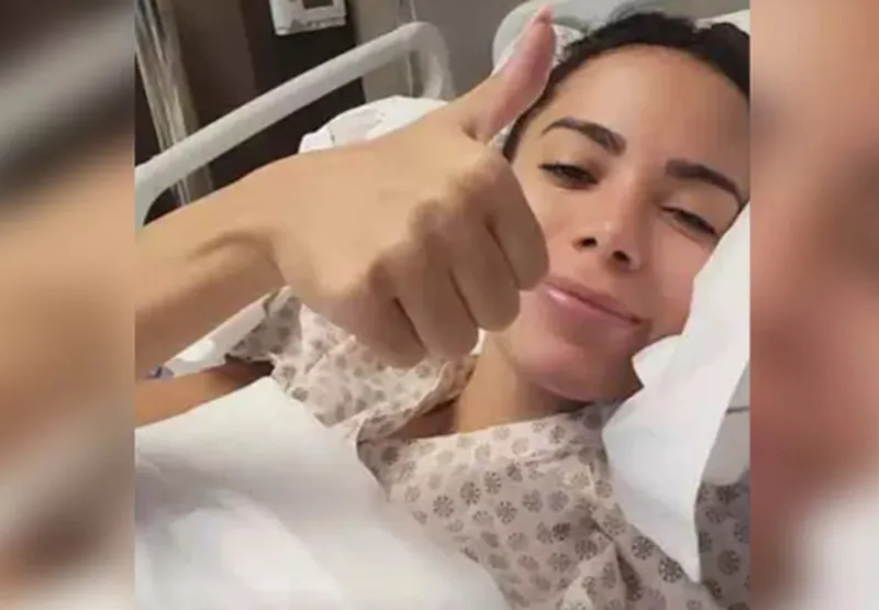 Anitta no hospital em que fez a cirurgia