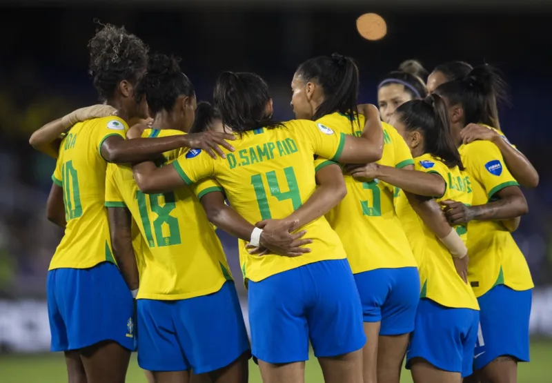 Jogadoras do Brasil entram em campo por vaga na final