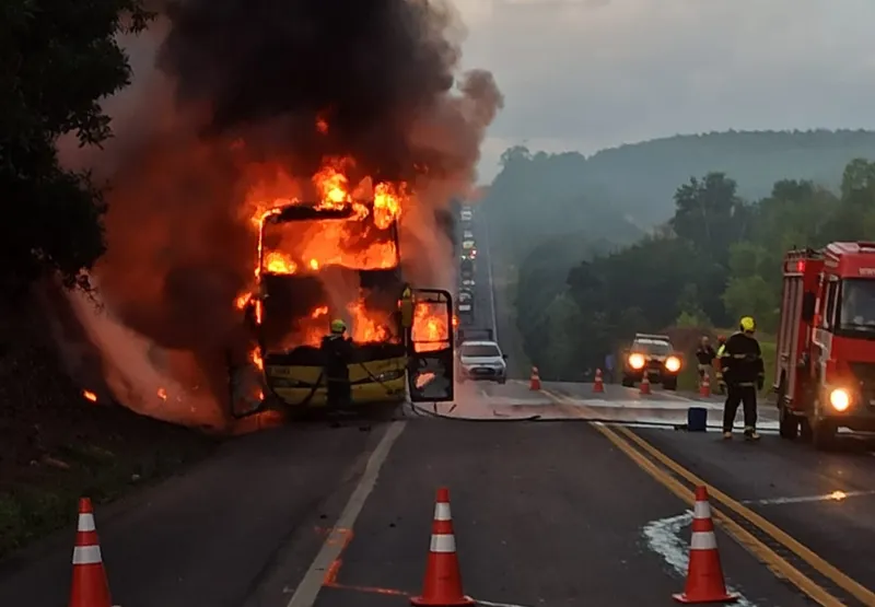 Ônibus pegou fogo