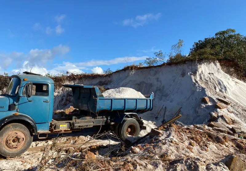 Caminhão com areia extraída de forma ilegal
