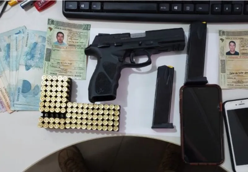 Arma de fogo, munições e documentos falsos foram apreendidos pela Polícia Civil