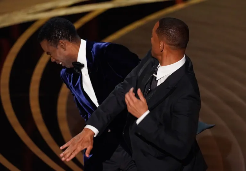 O ator Will Smith dá um tapa na cara de Chris Rock durante a cerimônia do Oscar 2022