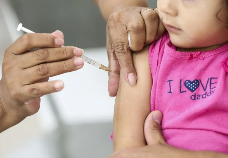 De acordo com informações atualizadas da Secretaria de Estado da Saúde (Sesa), são mais de 120 mil jovens na faixa etária de 5 a 17 anos sem a segunda dose de vacina contra a covid-19 no Espírito Santo.