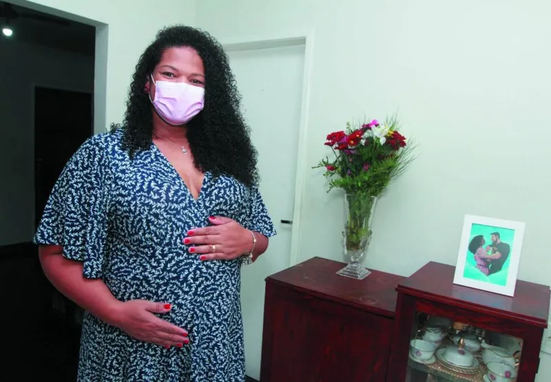A educadora física Cristina Lima, de 39 anos, grávida de 28 semanas do filho Theo, compartilha que manteve os cuidados de uso de máscara e higiene antes mesmo de saber da gravidez.