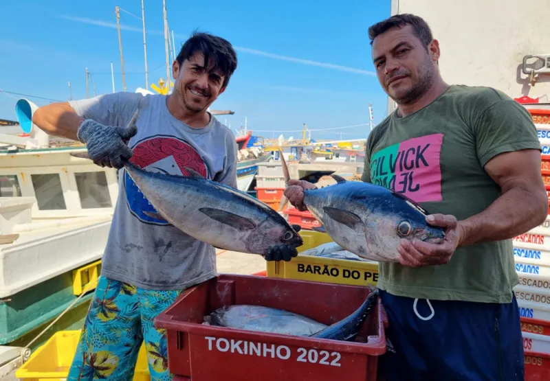 O preparador de pescado Leandro Scheider e o pescador Uielis Costa mostram com orgulho o   atum