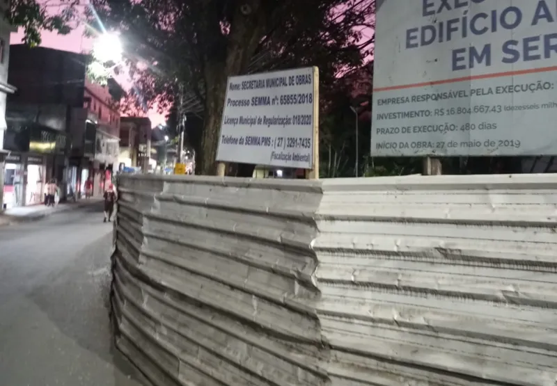 Obra da prefeitura da Serra bloqueia passagem de pedestres