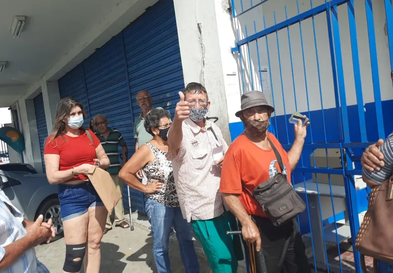 Filas na porta da agência do INSS de Jardim Limoeiro, na Serra