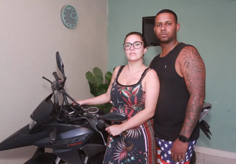 A professora Renata Guimarães e o seu marido, o empresário Lucas Souza da Silva, compraram uma moto XRE 300, mas no último dia 12 de abril o veículo foi roubado.