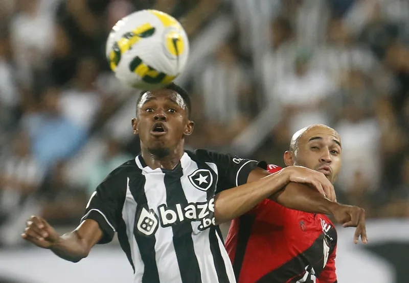 Jeffinho, atacante do Botafogo, disputada jogada com Dudu, lateral do Atlético-GO