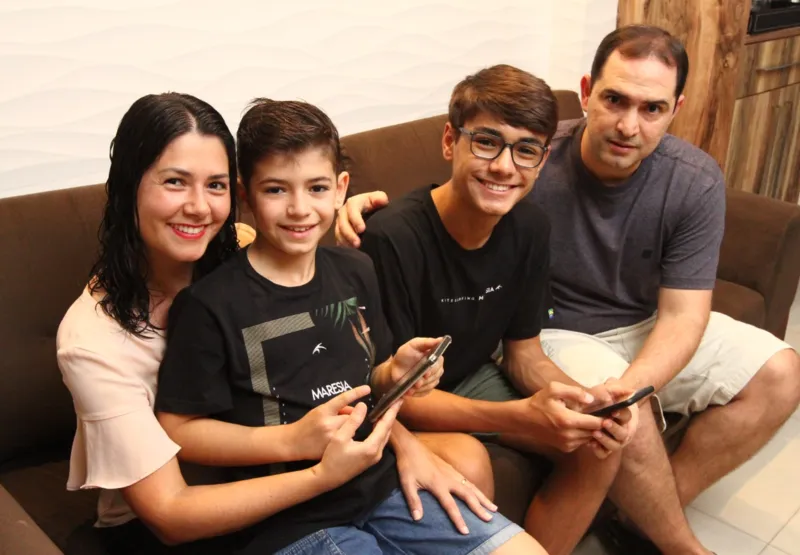o casal Denise Gomes Bermudes
Filipe Pinel Bermudes e os filhos Eri, de 9 anos, e Ilan, de 14 anos.