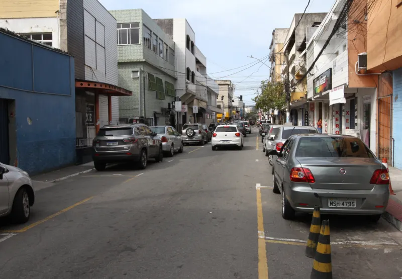 Rua Getúlio Vargas, no bairro  Glória, onde ocorre cobrança irregular realizada por flanelinha aos motoristas