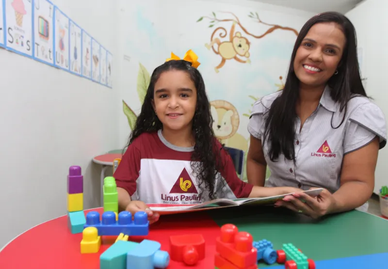 Pietra Rezende Miguel da Costa, de 7 anos, com Andressa Teixeira das Neves Rodrigues, coordenadora do integral
