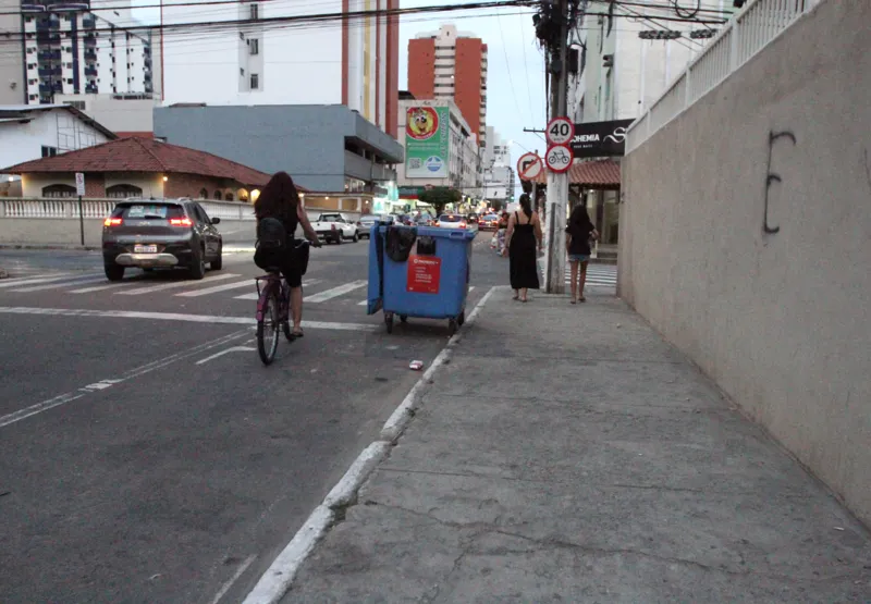 Caixa coletora de lixo ocupa ciclofaixa e faixa de pedestres em Itapuã