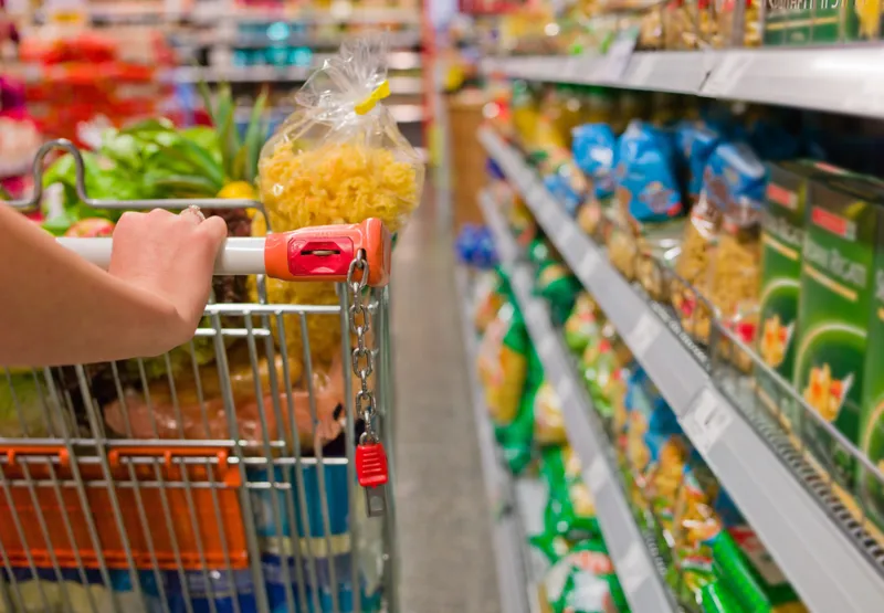 Compras em supermercado: diversas redes estão fazendo investimentos e ampliando seus negócios, com mais empregos.