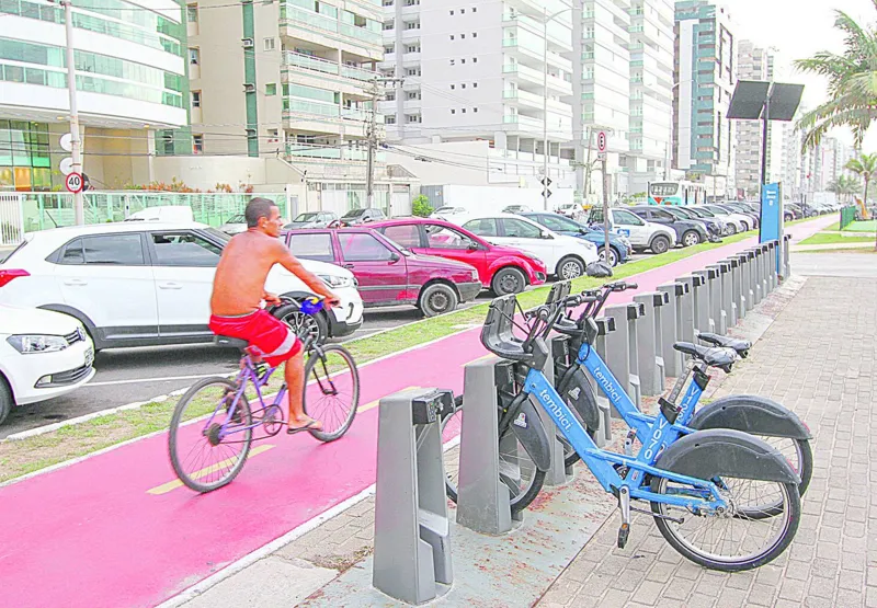 Estação para a locação  de bikes, na Praça do Ciclista, na Praia de Itaparica: violação do direito do consumidor