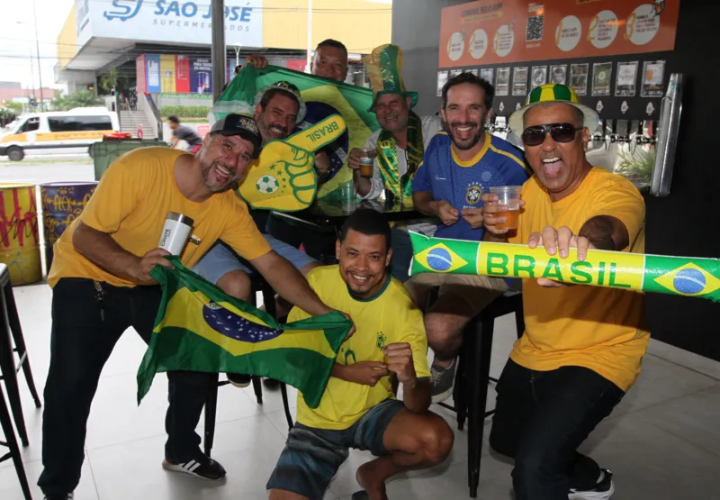 Amigos já estão animados e preparados para torcer pela Seleção Brasileira em bar da Praia do Canto.