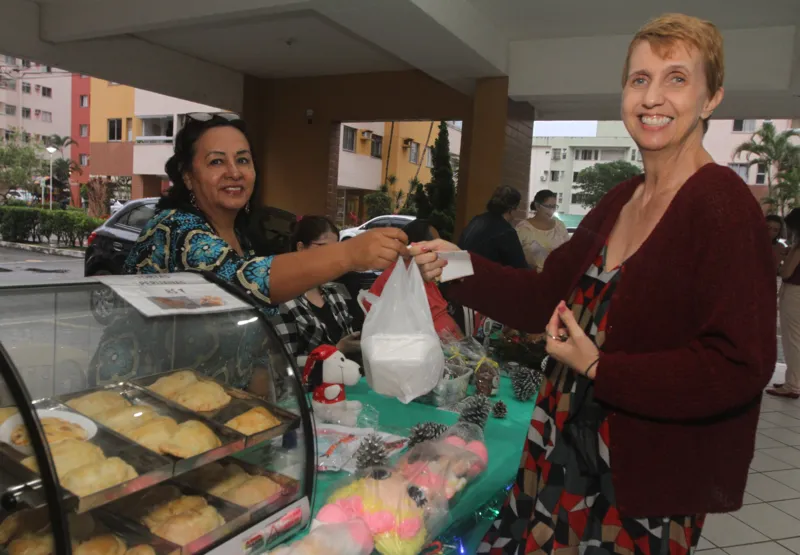 A professora Marina Barinia Otarola, que faz empanadas peruanas, e sua cliente a Juçania Paniz.