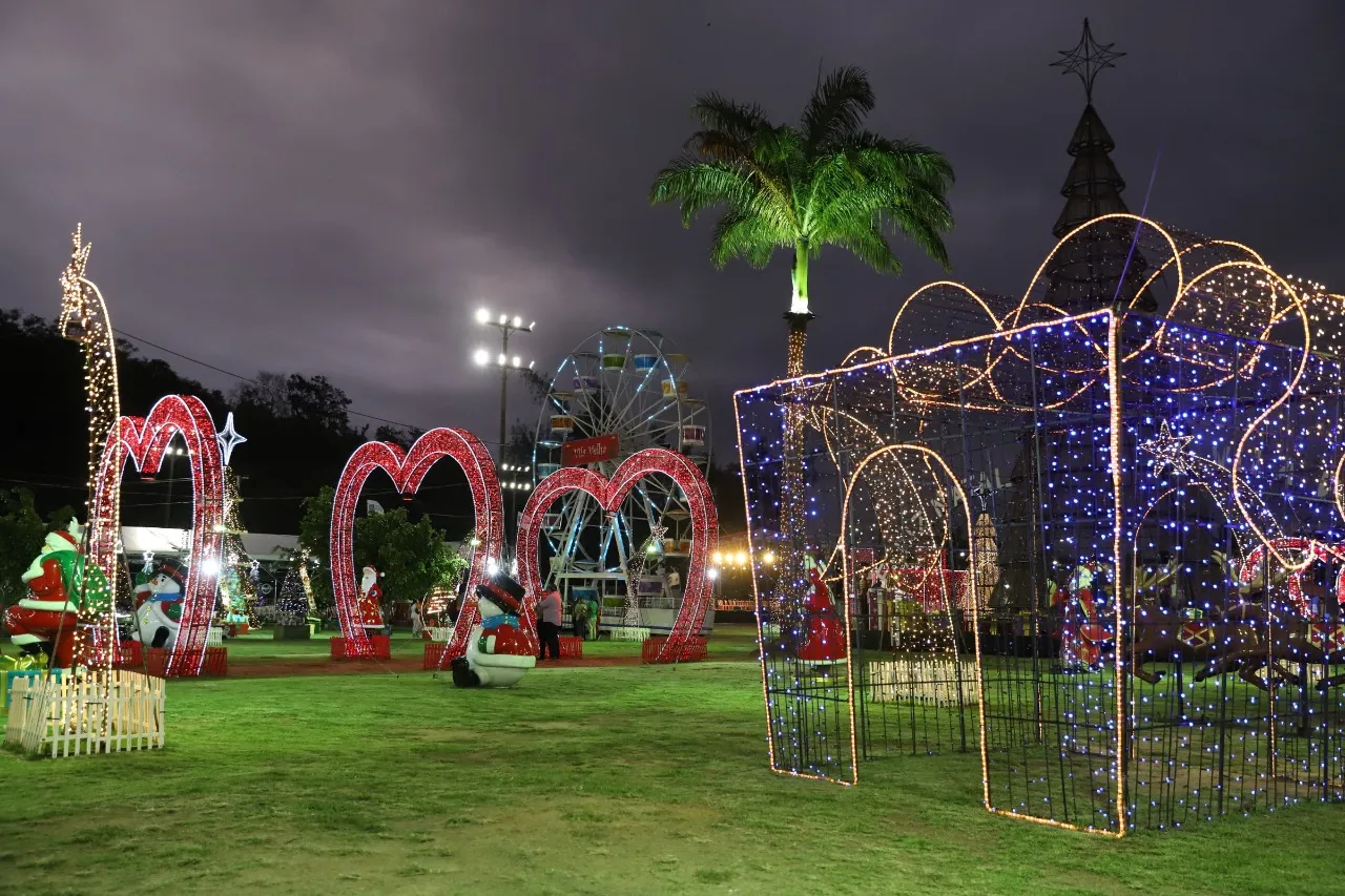 Imagem ilustrativa da imagem Decoração de Natal no centro de Vitória encanta visitantes