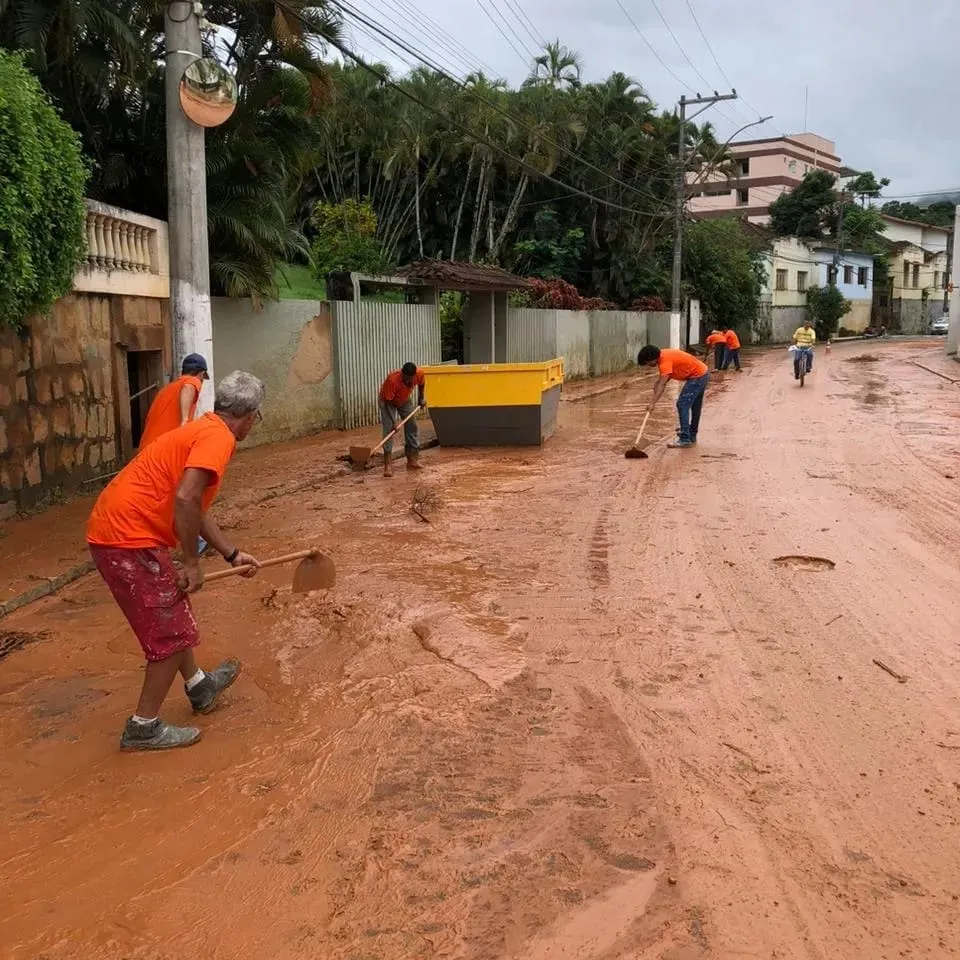 Imagem ilustrativa da imagem Chuva derruba pontes, bloqueia estradas e isola moradores no ES