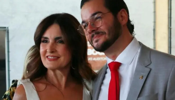 Imagem ilustrativa da imagem Look de Fátima Bernardes na diplomação do namorado divide opiniões