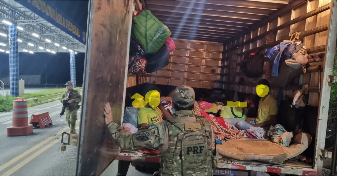 Imagem ilustrativa da imagem Polícia flagra mais de 30 turistas em baú de caminhão no ES