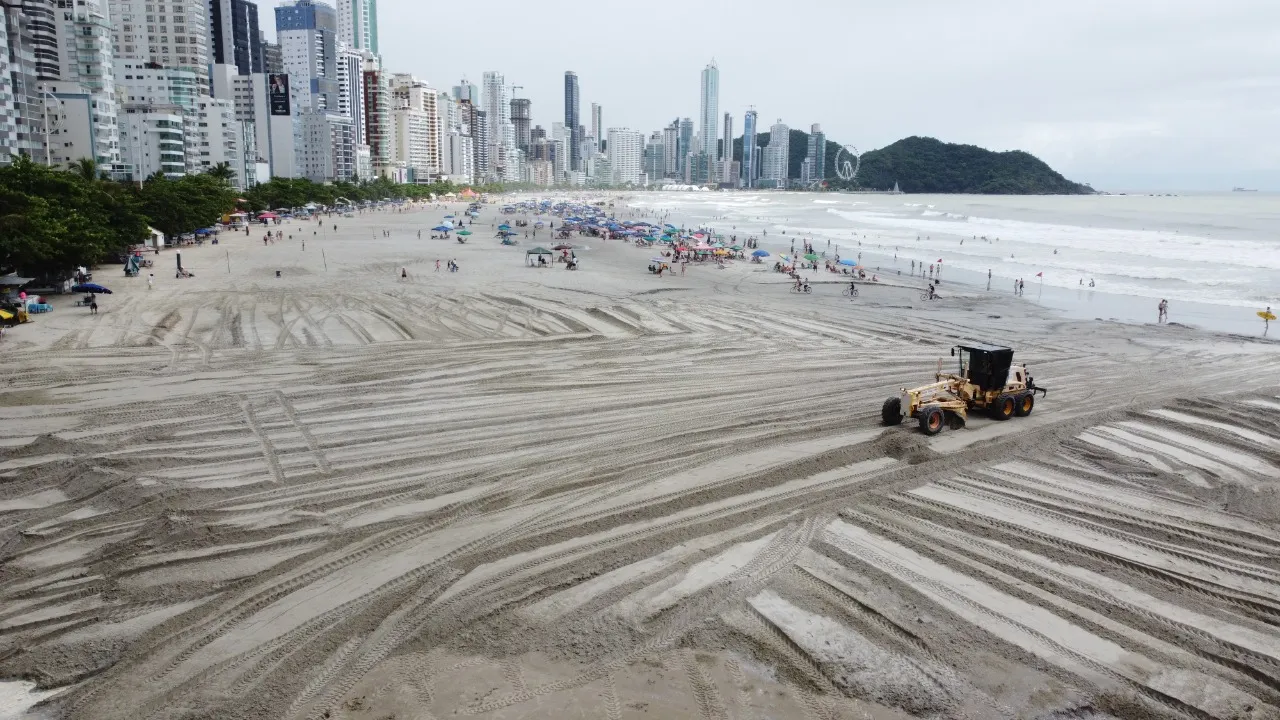 Imagem ilustrativa da imagem Balneário Camboriú tem limpeza das ruas e nivelamento da praia após chuvas