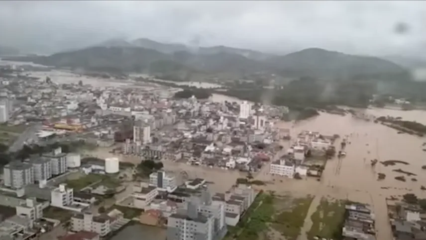 Imagem ilustrativa da imagem Balneário Camboriú tem limpeza das ruas e nivelamento da praia após chuvas