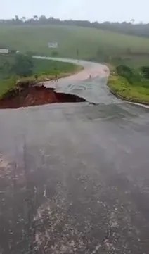 Imagem ilustrativa da imagem Chuva provoca crateras e rodovias no Sul da Bahia são totalmente fechadas