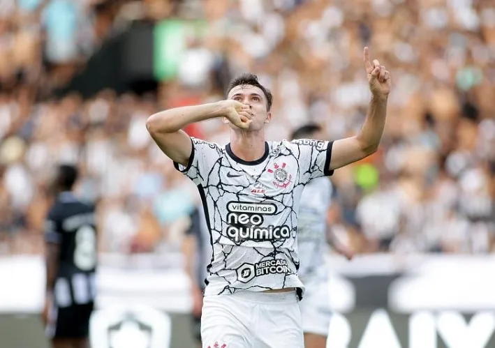 Imagem ilustrativa da imagem Corinthians anuncia contratação de Matheus Bidu e venda de Lucas Piton ao Vasco
