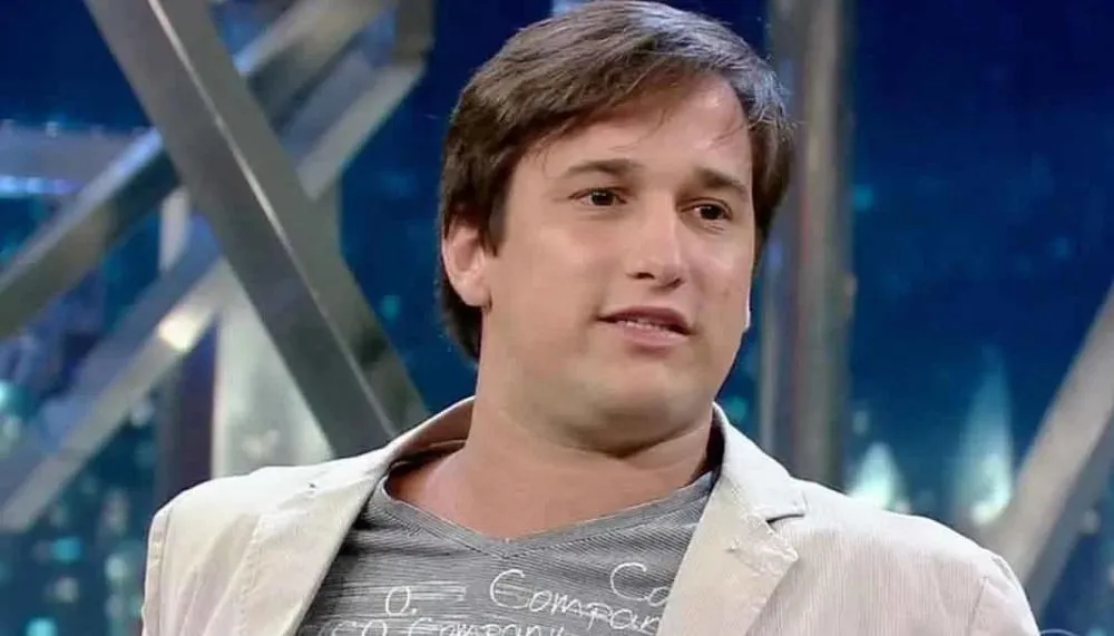 Imagem ilustrativa da imagem Comediante tenta enforcar a mãe, é preso e urina em chão de delegacia