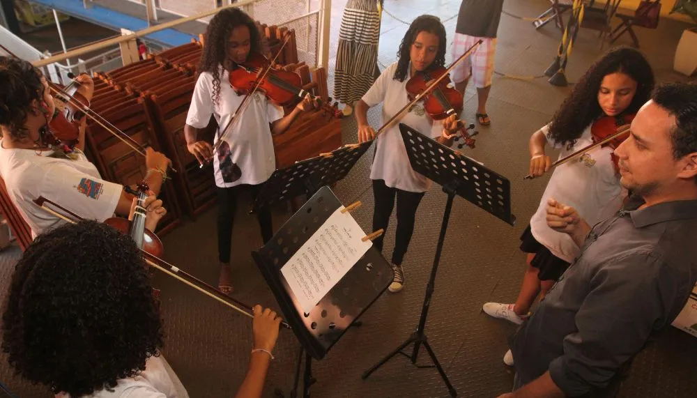 Imagem ilustrativa da imagem Aulas de violino de graça para descobrir talentos