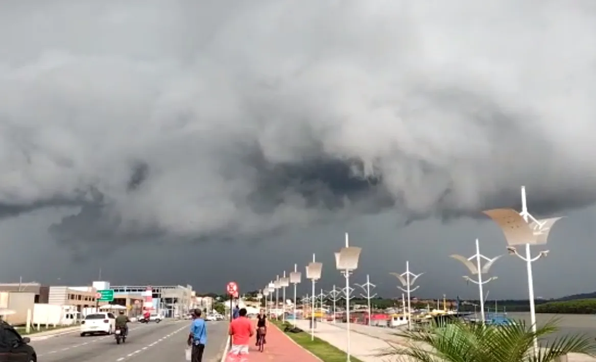 Imagem ilustrativa da imagem VÍDEO | Tempestade e vendaval atingem Guarapari