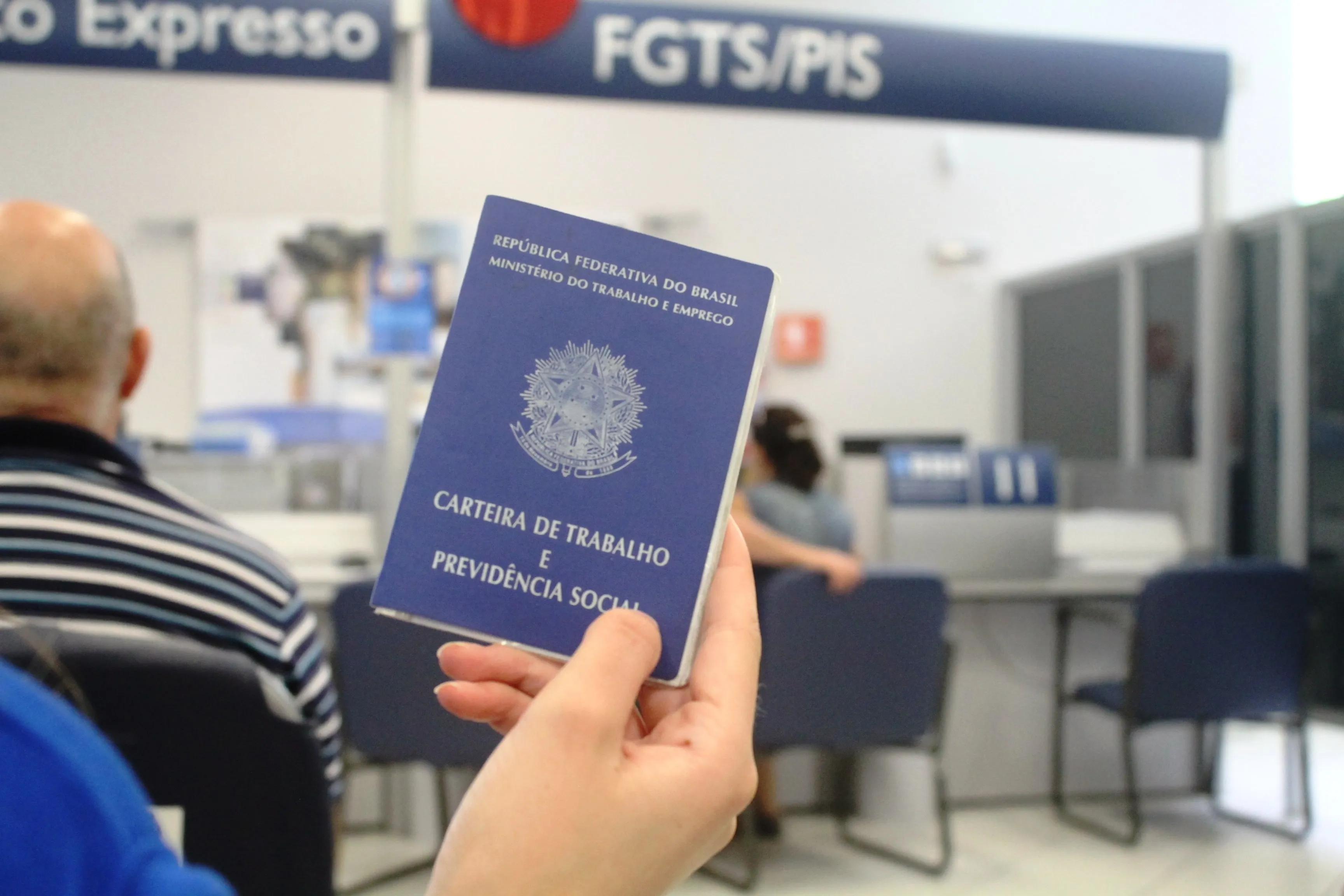 Imagem ilustrativa da imagem Presas ao tentar sacar FGTS com documento falso em Vitória