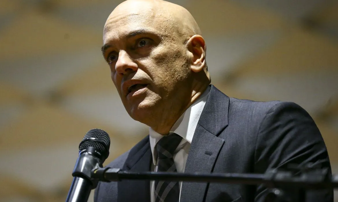 Imagem ilustrativa da imagem Moraes bloqueia redes de deputados, coleta DNA e confisca passaporte