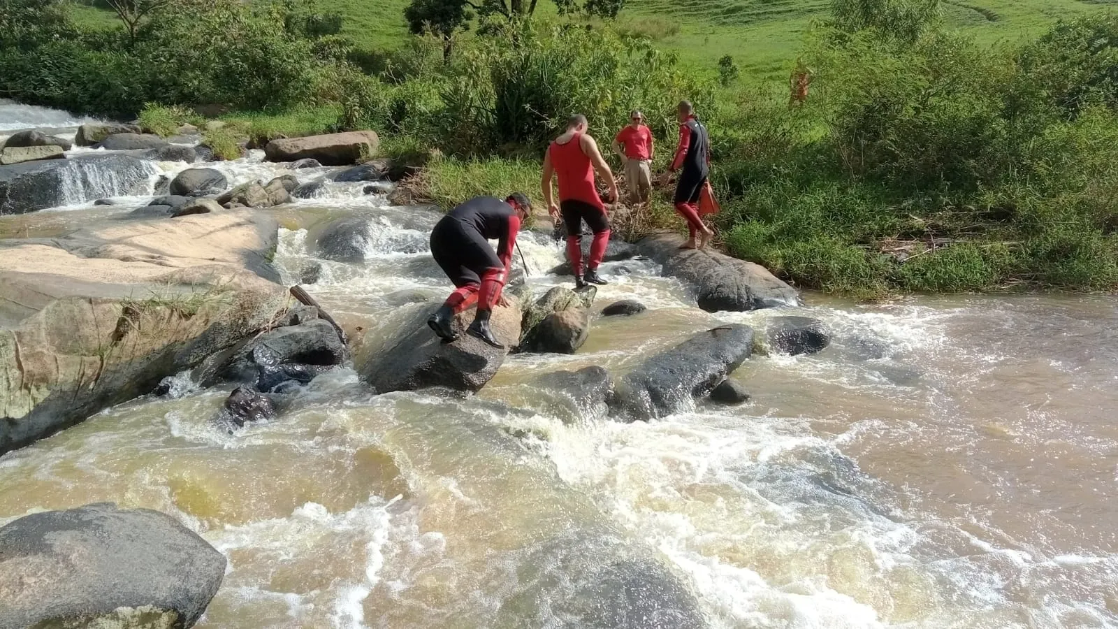 Imagem ilustrativa da imagem Homem desaparece após cair de Cachoeira da Fumaça no Sul do ES