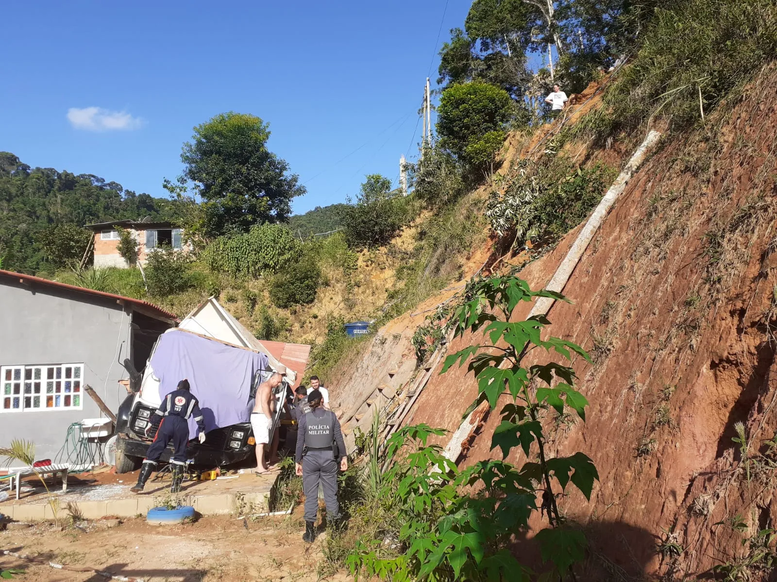 Imagem ilustrativa da imagem Caminhão despenca de barranco e destrói casa no ES