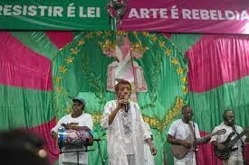 Letra do samba da Mangueira no alto do palco da histórica quadra na capital carioca