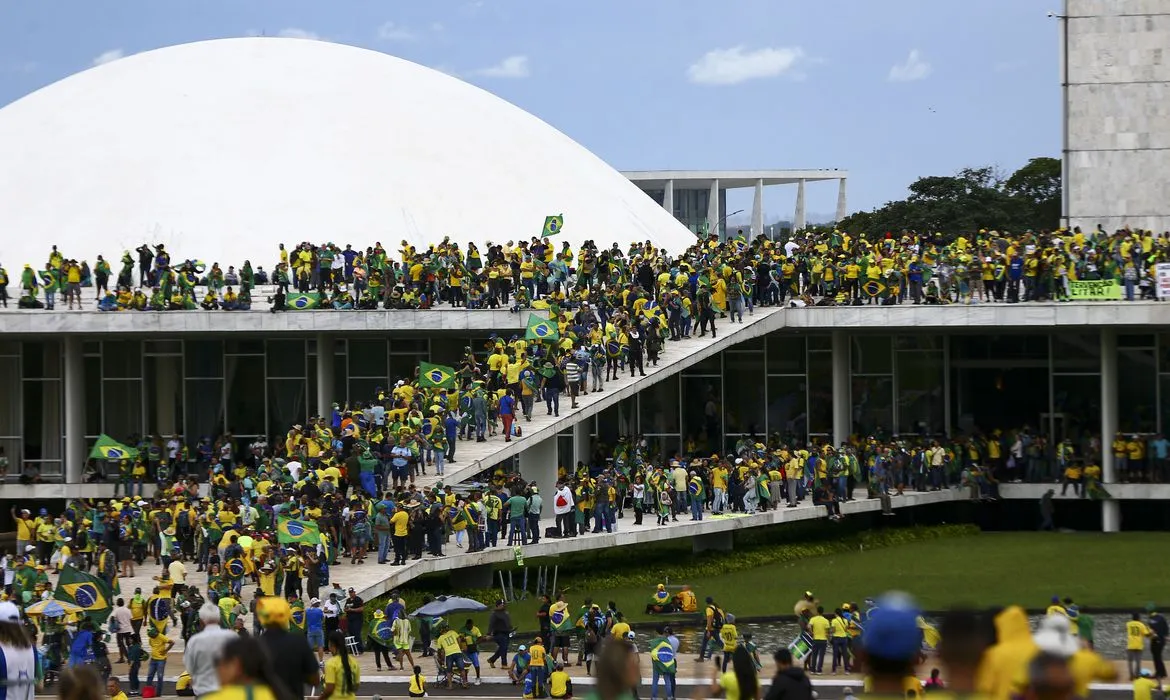 Imagem ilustrativa da imagem Justiça mantém prisão de 942 investigados por ataques em Brasília