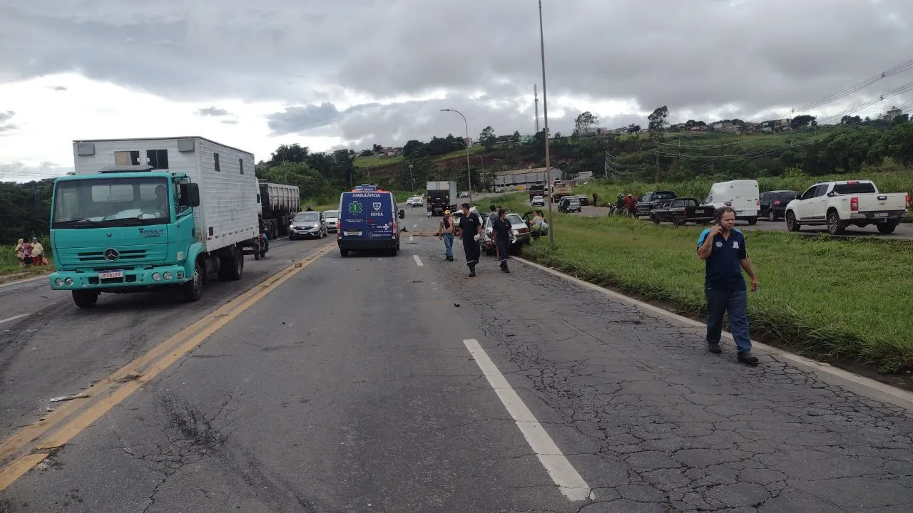 Imagem ilustrativa da imagem Acidente entre carros e caminhões deixa uma pessoa morta na Serra