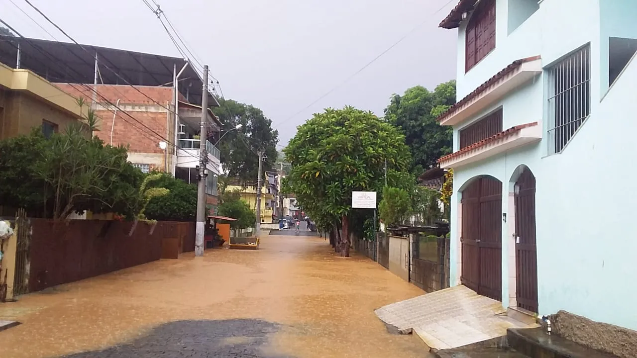 Imagem ilustrativa da imagem Chuva alaga ruas e interdita estradas em cidade do ES