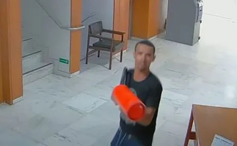 Imagem ilustrativa da imagem Homem filmado ao destruir relógio no Palácio do Planalto é preso pela PF