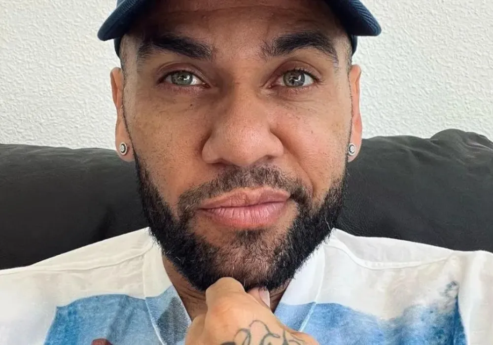 Imagem ilustrativa da imagem Tatuagem descrita por mulher fez Daniel Alves admitir que houve relação