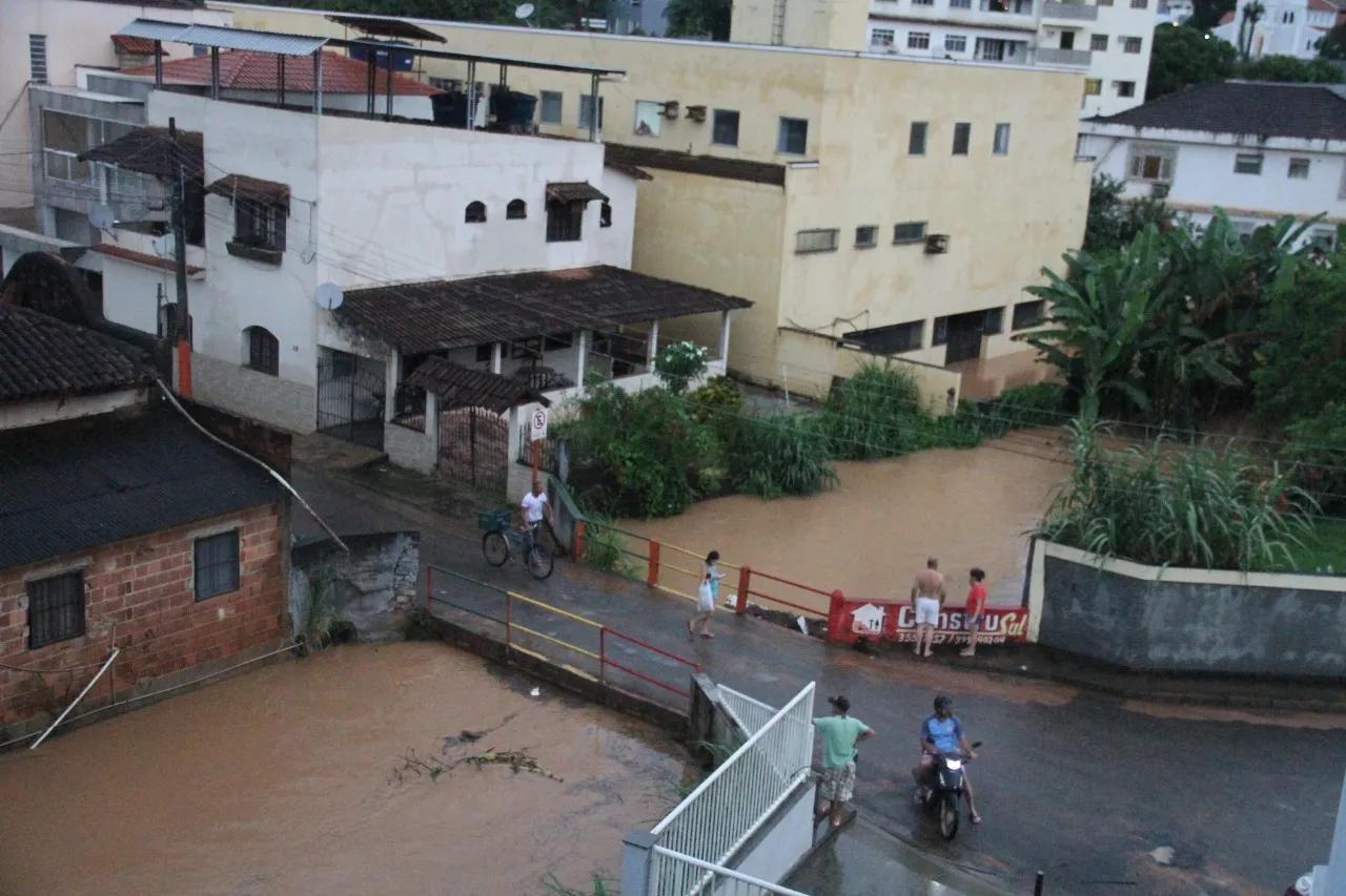 Imagem ilustrativa da imagem Mais de 2 mil pessoas fora de casa por causa da chuva no ES