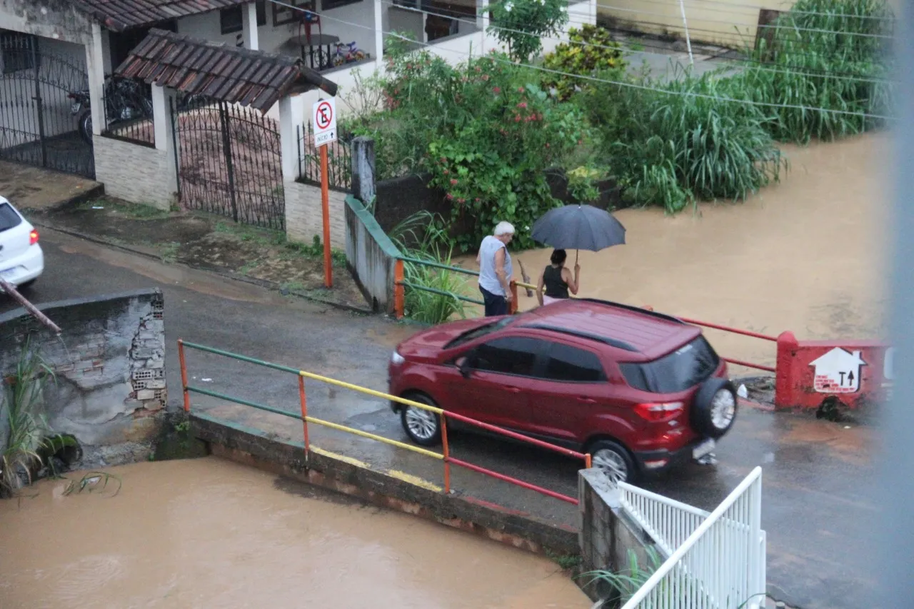 Imagem ilustrativa da imagem Mais de 2 mil pessoas fora de casa por causa da chuva no ES