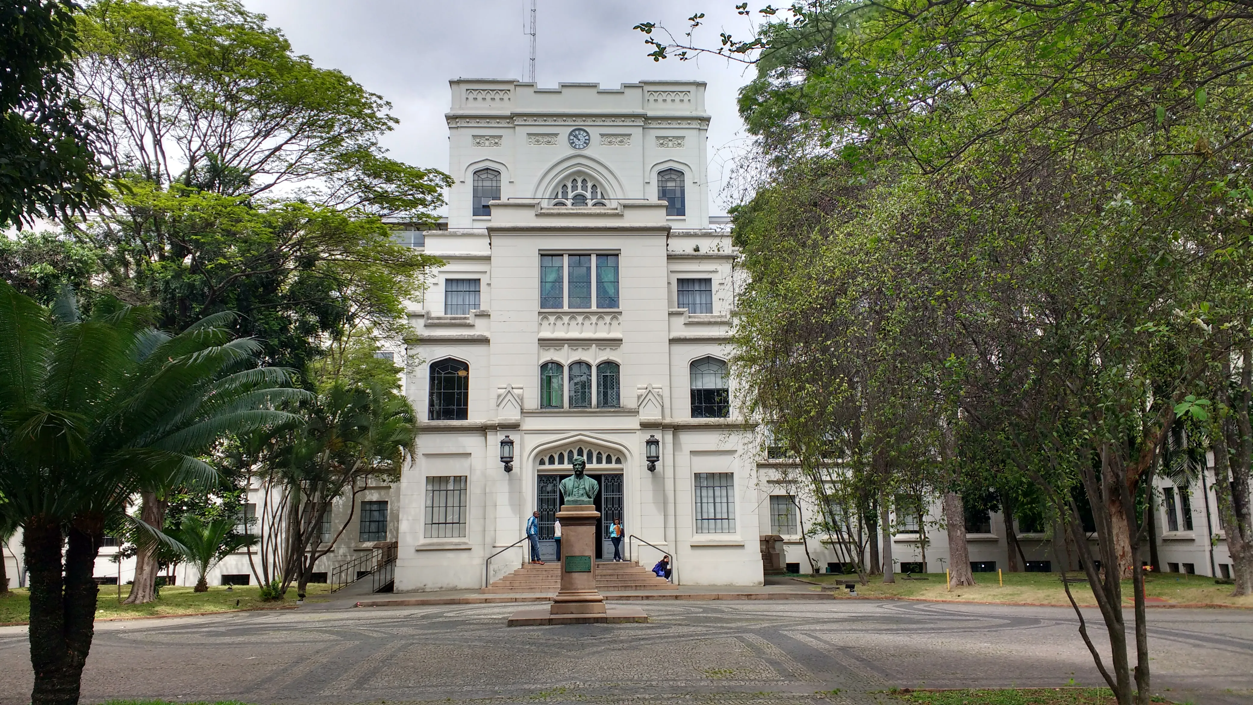 Imagem ilustrativa da imagem Polícia pede prisão preventiva de aluna da USP por desvio de R$ 1 milhão