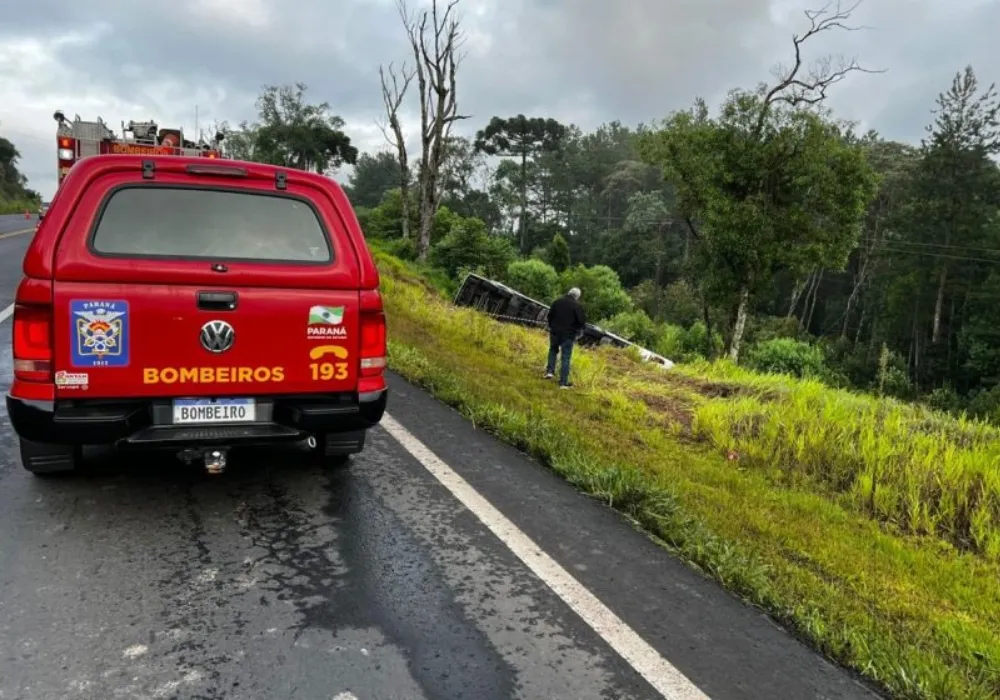 Imagem ilustrativa da imagem Ônibus de viagem tomba e deixa ao menos 7 pessoas mortas em SC